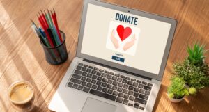 Maximizar el compromiso de los donantes mediante correos electrónicos personalizados